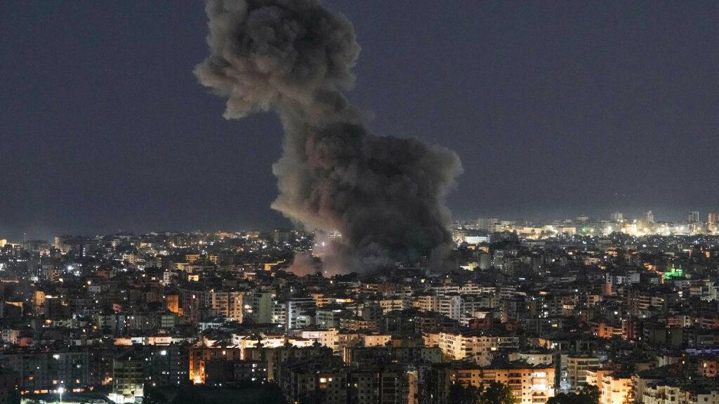 dpatopbilder - Rauch steigt auf von israelischen Luftangriffen in Dahieh, einem südlichen Vorort von Beirut. Foto: Bilal Hussein/AP/dpa