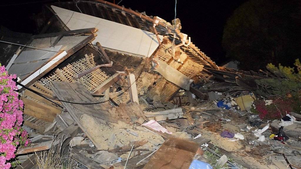 Bei dem jüngsten Erdbeben in Japan sind mindestens neun Menschen ums Leben gekommen.