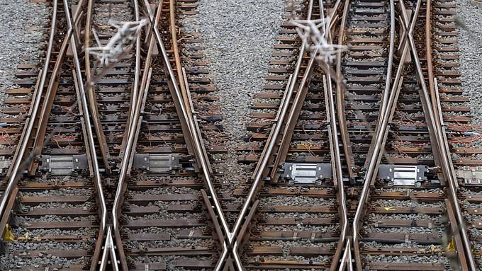 Güterzug blockiert Strecke Olten-Bern – SBB schleppen ihn ab