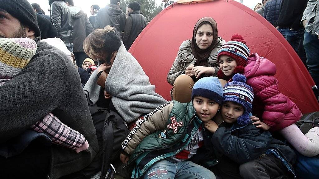 Kinder aus Syrien und dem Irak im griechisch-mazedonischen Grenzgebiet: Rund eine Viertelmillion Kinder lebt in Syrien in belagerten Gebieten unter prekären Bedingungen, wie das Hilfswerk Save the Children in einem neuen Bericht beklagt. (Archivbild)