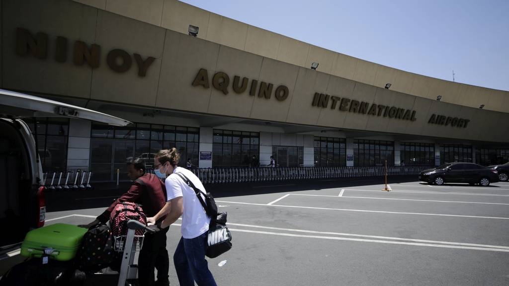 Reisende warten am Flughafen Ninoy Aquino in Manila auf ihren Rückflug in die Heimat.