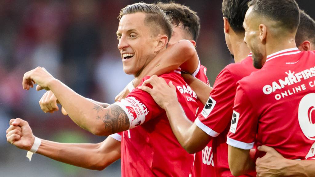 Torschütze Reto Ziegler (Mitte) lässt sich feiern