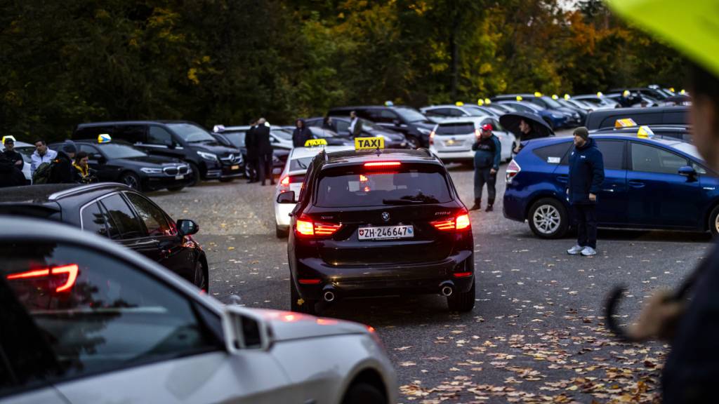 Mehr als 100 Uber-Fahrer haben am Montagmorgen in Zürich ihre Arbeit niedergelegt.