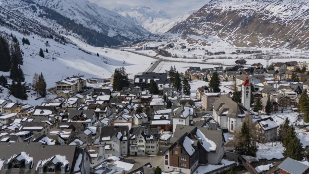 Eine Übersicht über das Dorf Andermatt in Richtung Hospental: Die drei Gemeinden Andermatt, Hospental und Realp planen in naher Zukunft eine Gemeindefusion im Urserntal.