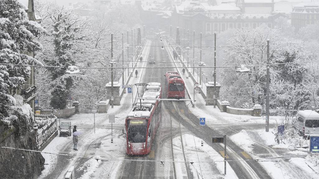 Schnee verursacht Verzögerungen – 50 Unfälle auf Berner Strassen