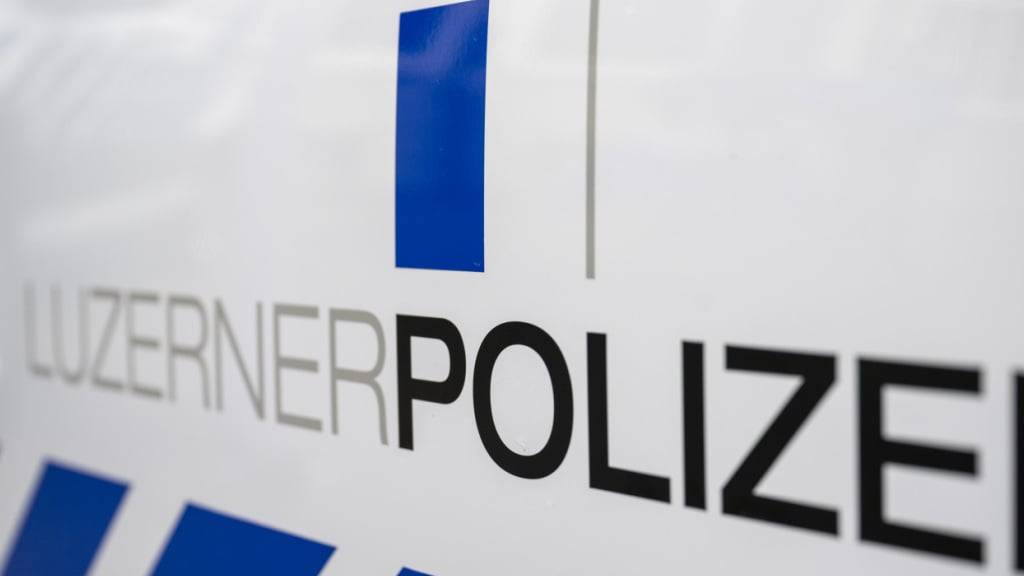 Bei einem Selbstunfall hat sich ein Autofahrer am Dienstag in Romoos LU erheblich verletzt. Das Fahrzeug stürzte mehrere Meter in die Tiefe. (Symbolbild)