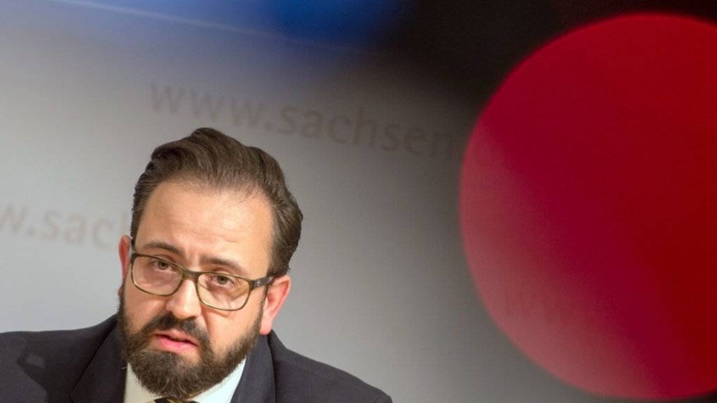 Sachsens Justizminister Sebastian Gemkow äussert sich vor den Medien zum Tod des Terrorverdächtigen.