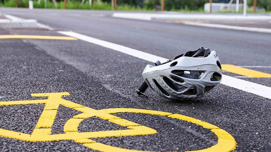 Zusammenprall mit Auto: 40-jähriger E-Bikefahrer verstirbt auf Unfallstelle