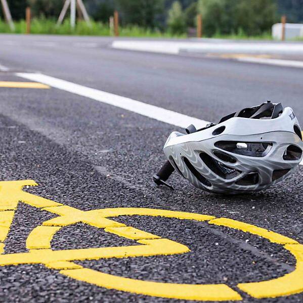 Zusammenprall mit Auto: 40-jähriger E-Bikefahrer verstirbt auf Unfallstelle