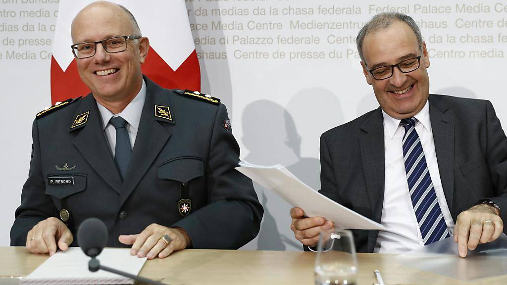 «Neutraler und objektiver»: Der neue Armeechef Philippe Rebord (links, mit Verteidigungsminister Guy Parmelin) will sich an die Beschaffung neuer Kampfjets machen. (Archivbild)
