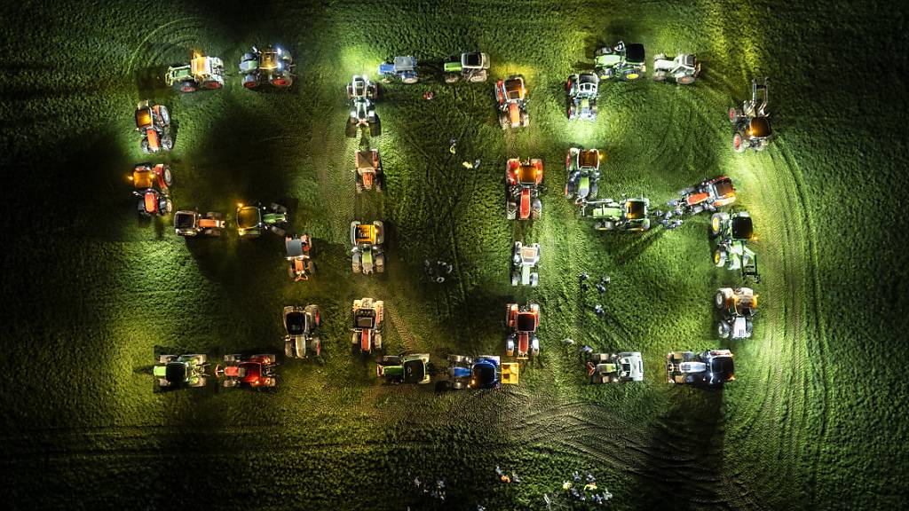 Bauern formen mit ihren Traktoren einen «SOS»-Schriftzug bei einer Protestversammlung in Gossau SG.