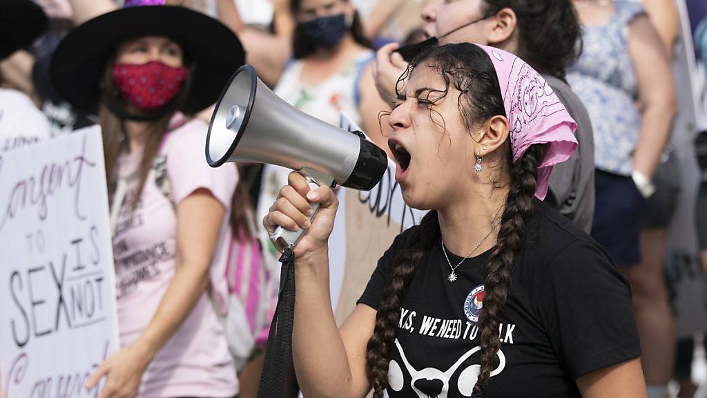 Frauen nehmen an einer Demonstration gegen die texanischen Gesetze teil, die das Recht der Frauen auf Abtreibung einschränken. Vorerst bleibt das strenge Abtreibungsgesetz in Texas in Kraft. Für den 1. November hat das Oberste Gericht der USA allerdings eine Anhörung dazu angesetzt. Foto: Bob Daemmrich/ZUMA Press Wire/dpa