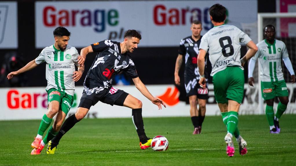 Anto Grgic von Lugano, Mitte, gegen den Espen Victor Ruiz, links, im heutigen Super-League-Spiel des FC Lugano gegen den FC St. Gallen. 