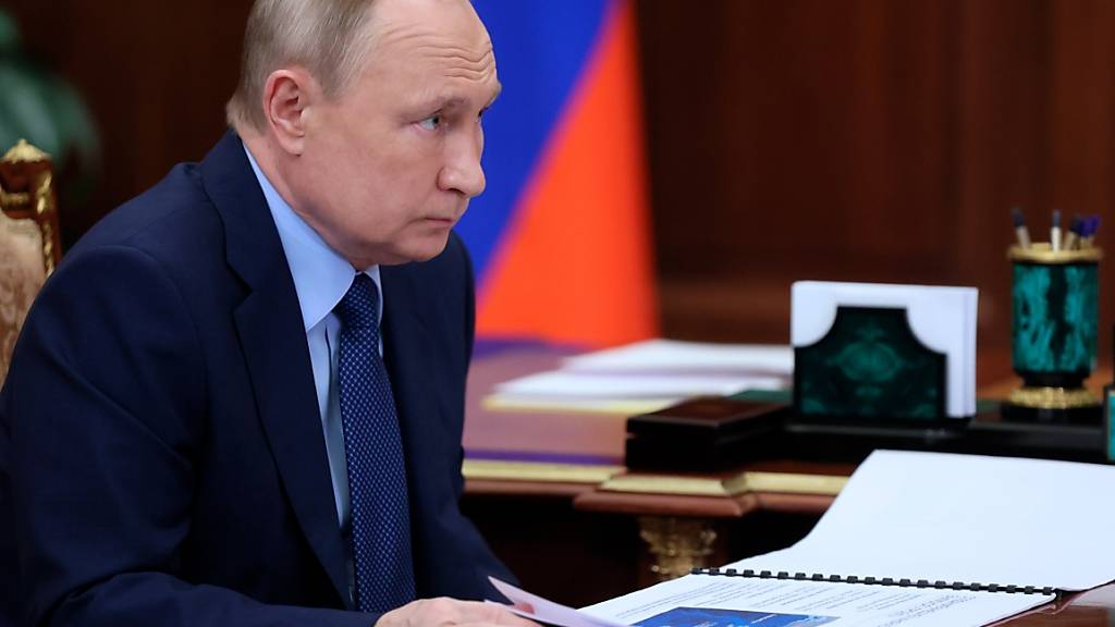 Wladimir Putin, Präsident von Russland, nimmt an einer Sitzung im Kreml teil. Der Kreml arbeitet nach eigenen Angaben mit Hochdruck an einem virtuellen Treffen zwischen Präsident Putin und seinem US-Kollegen Biden. Foto: Mikhail Metzel/Pool Sputnik Kremlin/AP/dpa