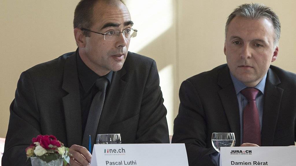 Der Kommandant der Neuenburger Kantonspolizei, Pascal Lüthi (links), verweist darauf, dass verstärkte Polizeimassnahmen den Drogenhandel nur verlagerten. (Archivbild)