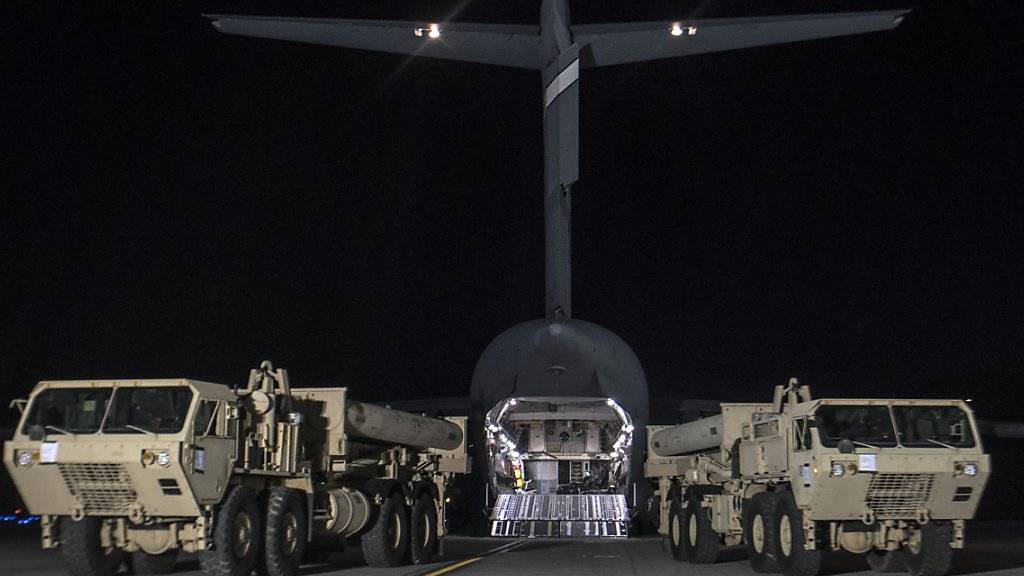 Ausrüstung für das US-Raketenabwehr-System THAAD wird in Südkorea entladen. (Archivbild)