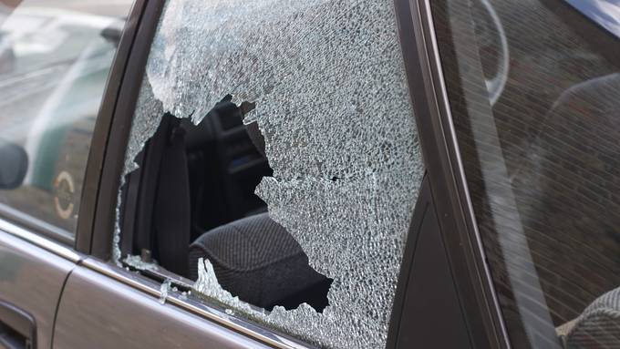 Nach eingeschlagener Autoscheibe und Diebstahl aus Auto: Polizei schnappt zwei Autoknacker