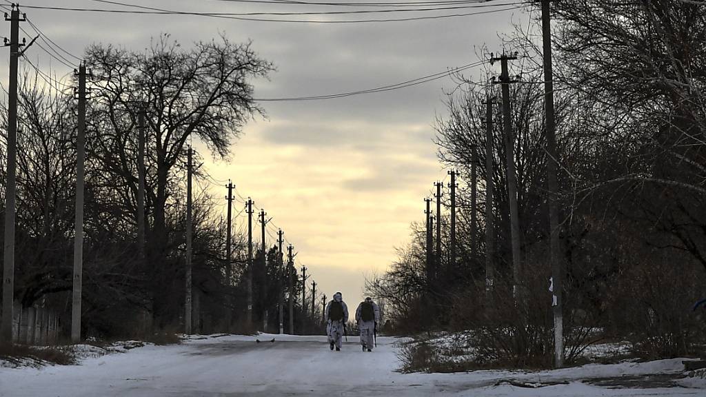 Ukrainische Soldaten patrouillieren eine Straße im Dorf Werchnjotorezke in der Region Donezk im Osten der Ukraine. Die Entspannungsbemühungen im Ukraine-Konflikt laufen seit vergangener Woche auf Hochtouren, haben aber bislang keine greifbaren Ergebnisse gebracht. Foto: Andriy Andriyenko/AP/dpa
