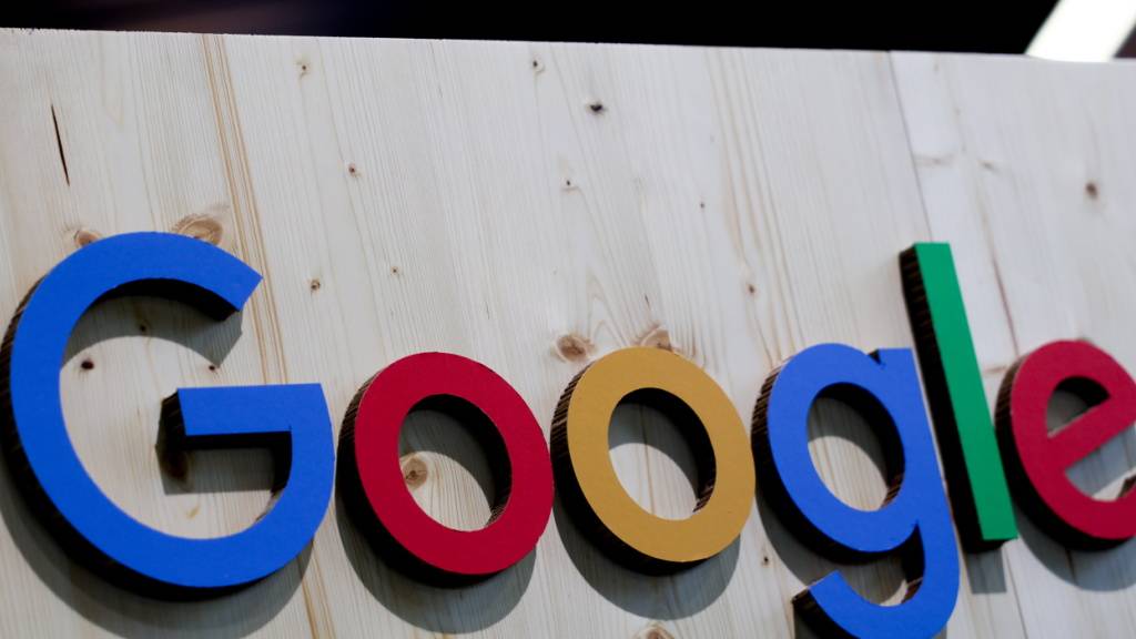 Google präsentierte schon vor einem Jahr Prototypen einer Brille mit einem kleinen Display in einem der Gläser. Auf den Markt kommt aber zunächst ein einfacheres Modell mit Kamera und Lautsprechern. (Archivbild)