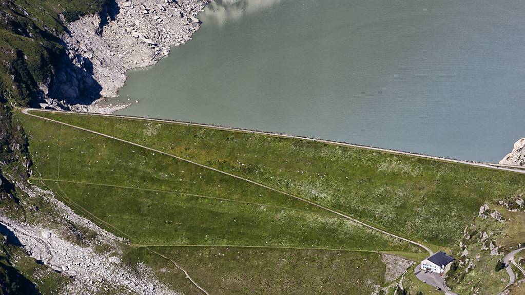 Der Damm des Göscheneralpsees, hier in einer Aufnahme von 2011, soll erhöht werden, fordern Umweltverbände. (Archivaufnahme)