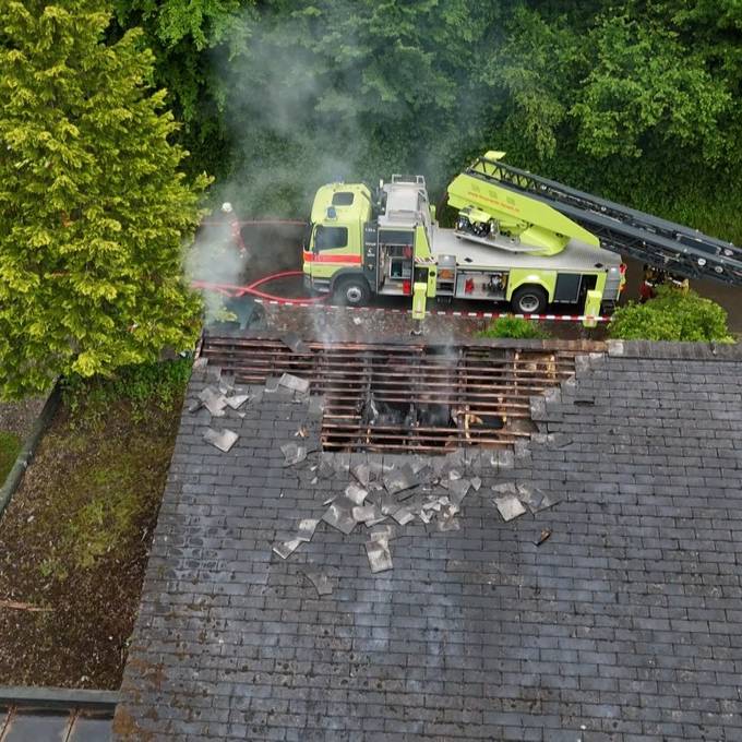 Haus ist nach Brand in Dachstock unbewohnbar