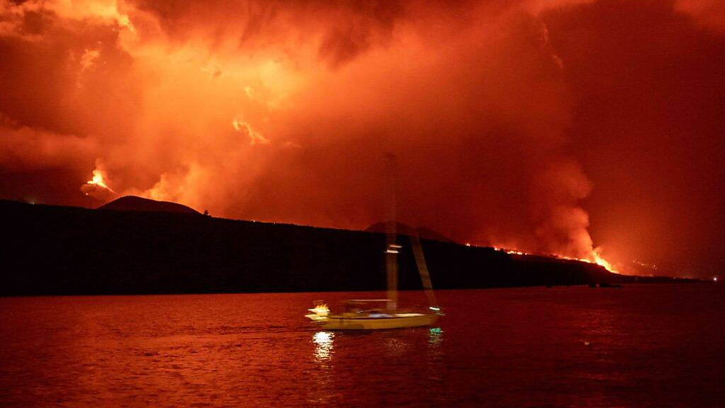 Ein Boot fährt an der Insel La Palma vorbei, wo der Vulkan weiterhin Lava spuckt.