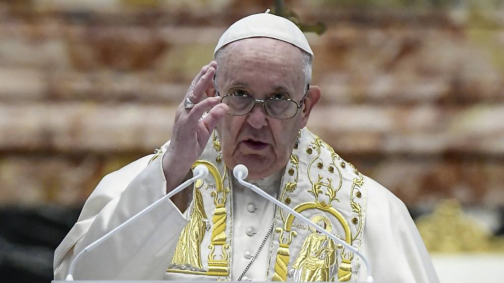 Papst Franziskus gibt den Segen Urbi et Orbi nach der Ostermesse im Petersdom. Foto: Filippo Monteforte/POOL AFP/AP/dpa
