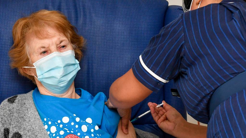 Die 90-jährige Margaret Keenan (l) war die Erste in Großbritannien: Im Universitätskrankenhaus Coventry bekam sie im vergangenen Dezember ihre erste Dose mit dem Impfstoff gegen das Coronavirus. (Archiv)