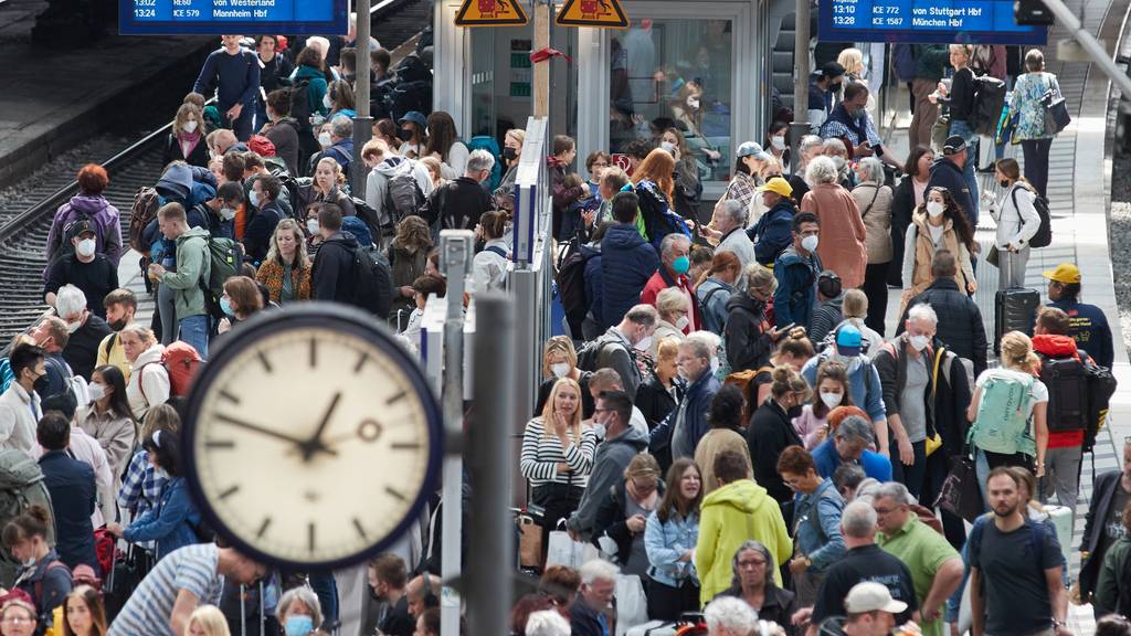 «Bahnsteige und die Züge überfüllt»: Neun-Euro-Ticket führt zu Stress