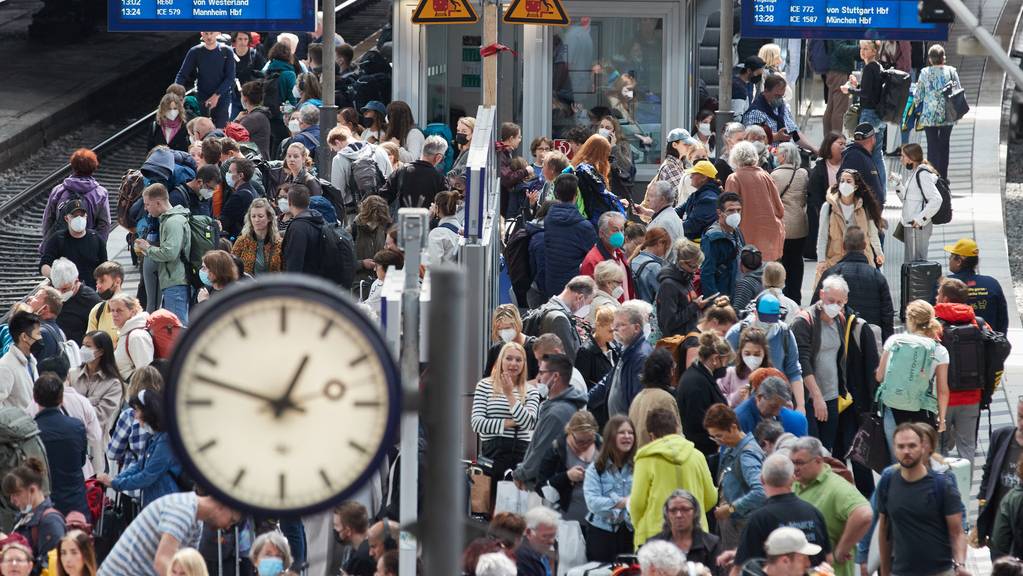 Die Neun-Euro-Tickets haben an Pfingsten in Deutschland zu einem starken Andrang in den Bahnhöfen und in den Zügen geführt.