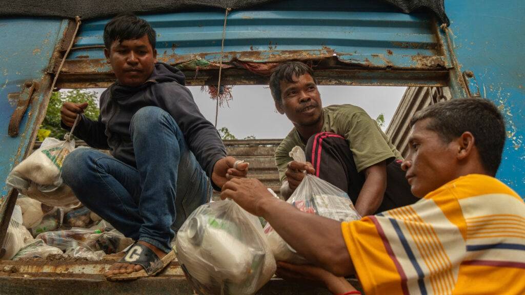 Kambodschanische Freiwillige helfen beim Entladen eines Versorgungslastwagens in einem Flüchtlingslager, das eingerichtet wurde, um Tausende von Menschen aufzunehmen, die vor den Auseinandersetzungen zwischen Thailand und Kambodscha geflohen sind. Foto: Anton L. Delgado/AP/dpa