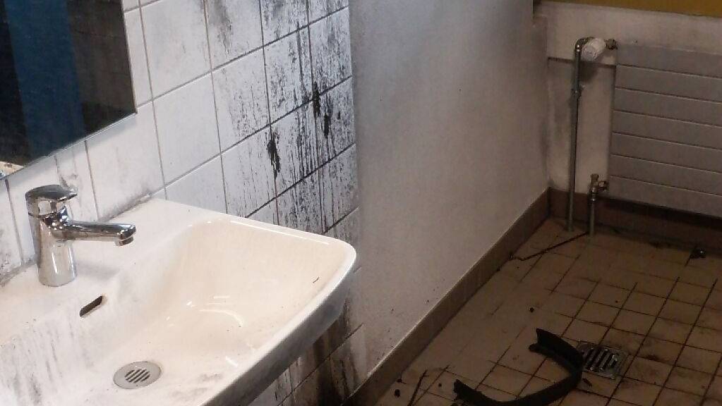Wegen eines brennenden Abfalleimers in der Toilette einer Winterthurer Schule musste am Dienstag die Feuerwehr ausrücken.