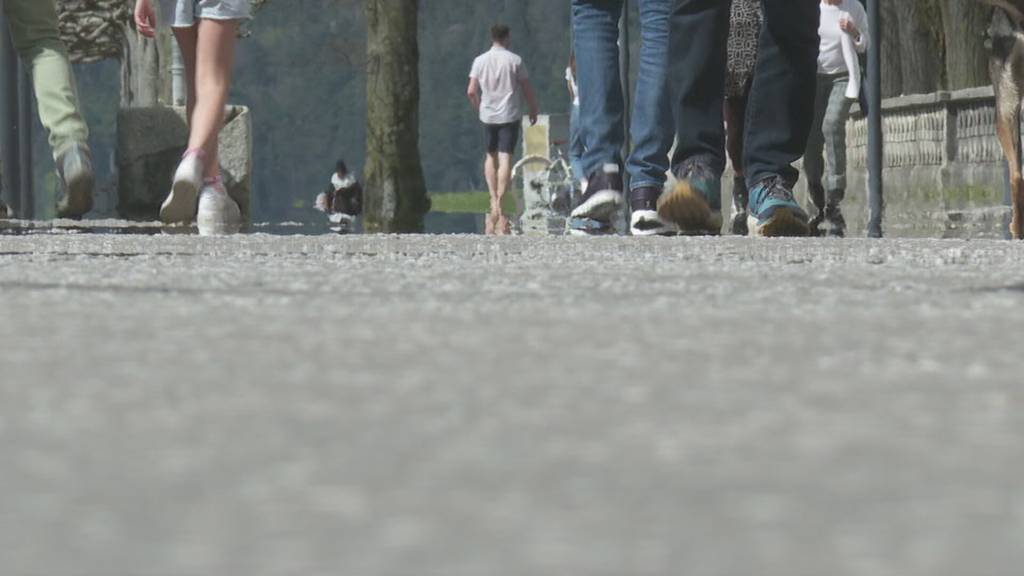 Die Menschen geniessen den erster Sommertag in der Zentralschweiz