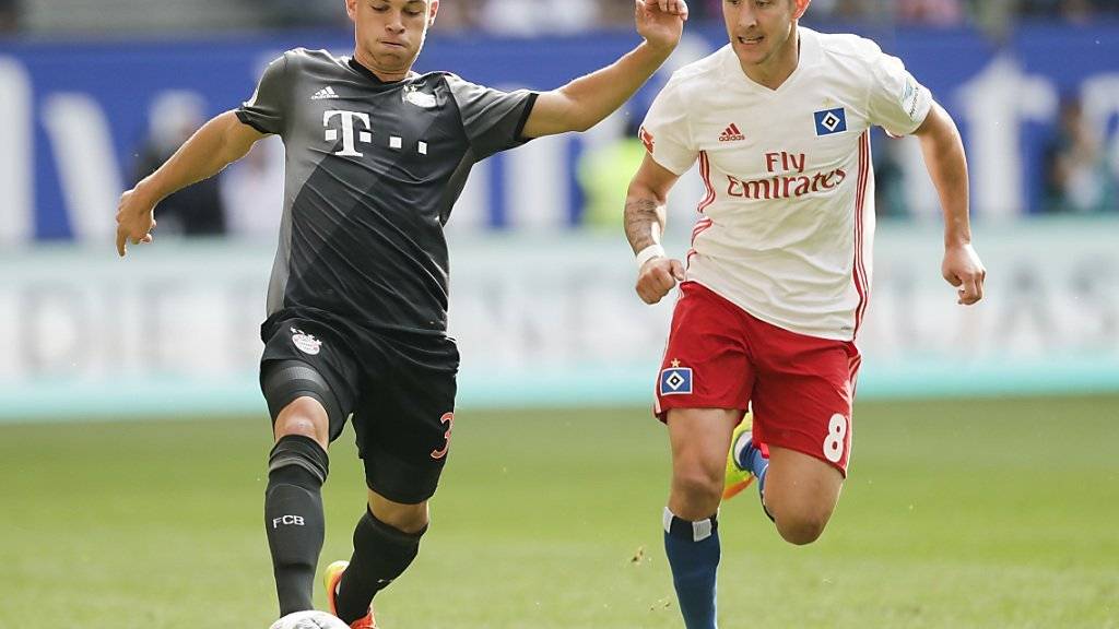 Bayerns Torschütze Joshua Kimmich (links) im Laufduell mit dem Hamburger Lewis Holtby
