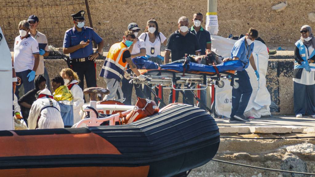 Flüchtende müssen länger auf Rettungsschiff ausharren – UN fordern Hilfe