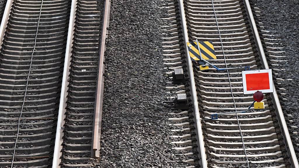 In Erlen TG ist ein Gleisarbeiter durch einen vorbeifahrenden Personenzug schwer verletzt worden. (Archivbild)