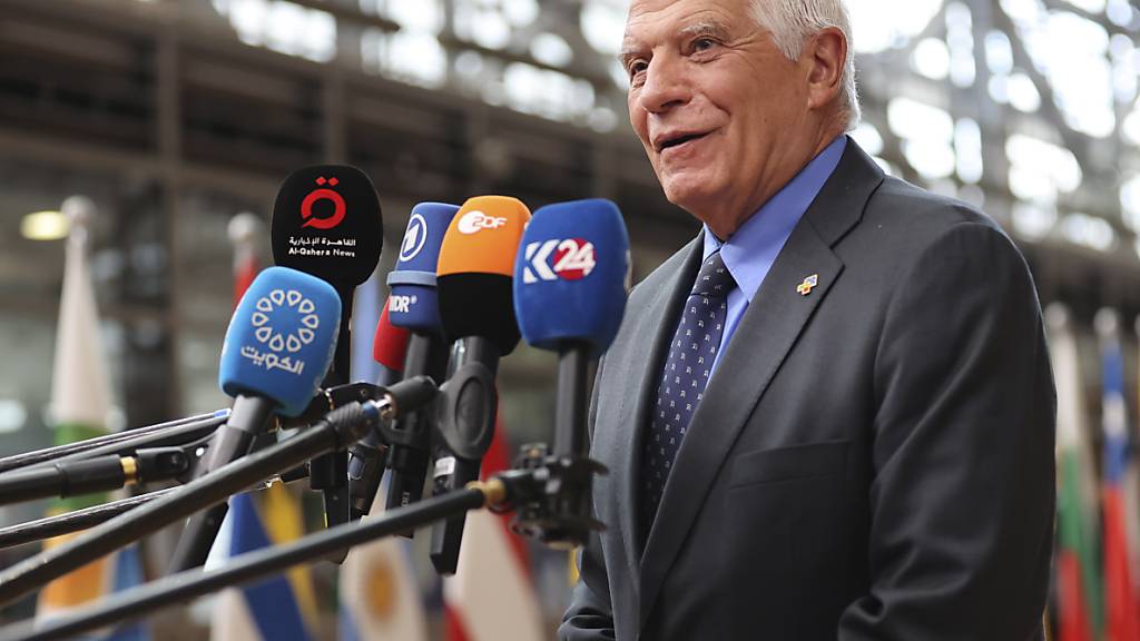Josep Borrell, Leiter der Außenpolitik der Europäischen Union, spricht mit den Medien bei seiner Ankunft zum dritten EU-Gipfel mit Staaten aus Karibik und Lateinamerika. Foto: Francois Walschaerts/AP/dpa