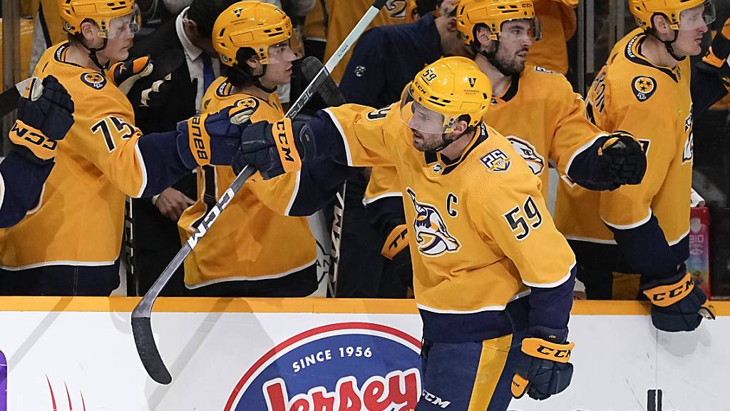Roman Josi (Nummer 59) lässt sich als Torschütze abklatschen