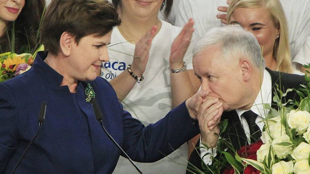 Polens Ministerpräsident Jaroslaw Kaczynski (rechts) mit PiS-Spitzenkandidatin Beata Szydlo (links).