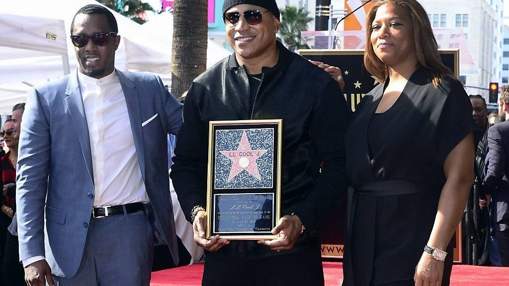 Sean John Combs (l) und Queen Latifah (r) gratulieren LL Cool J (M) für seinen Stern.