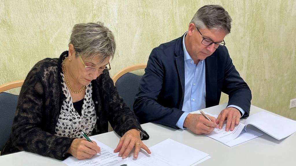 Nachfolgelösung Gruppenpraxis Zelgli in Madiswil: Vertragsunterzeichnung mit Maya Eigenmann, Päsidentin Genossenschaft im Zelgli (Vermieterin) und Thomas Mattmann, CEO von Medaxo (Mieterin).