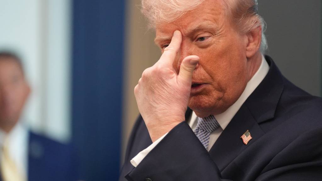 US-Präsident Donald Trump spricht mit Reportern im James Brady Press Briefing Room im Weißen Haus. Foto: Alex Brandon/AP/dpa