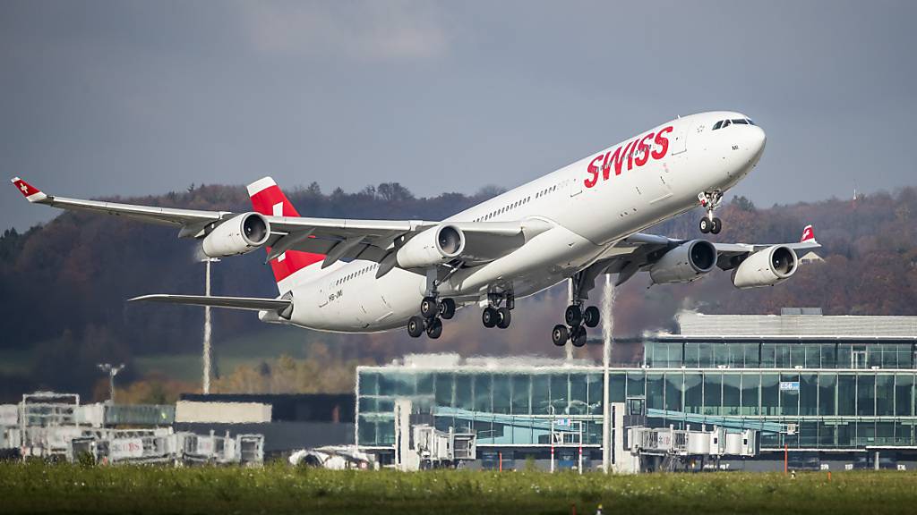 Die Swiss lässt beim Ausbau des Flugprogramms Vorsicht walten. Angesichts der anhaltenden Unsicherheiten am Reisemarkt werden die Pläne für Flüge im zweiten Quartal gestutzt.(Archivbild)