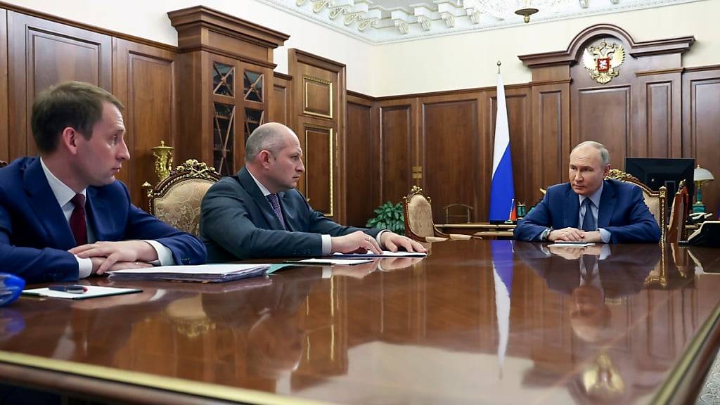 Der russische Präsident Wladimir Putin (r) trifft sich mit dem Minister für Notstandssituationen Alexander Kurenkow (M) und dem Minister für natürliche Ressourcen Alexander Koslow im Kreml. Foto: Alexander Kazakov/Pool Sputnik Kremlin/AP/dpa - ACHTUNG: Nur zur redaktionellen Verwendung und nur mit vollständiger Nennung des vorstehenden Credits