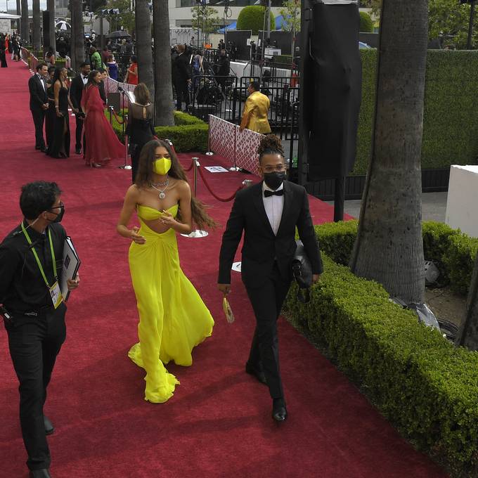 Glitzernde Roben und Abstand: Oscar-Stars auf dem roten Teppich