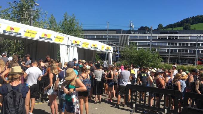 Kurzentschlossene überannten Ticket-Desk