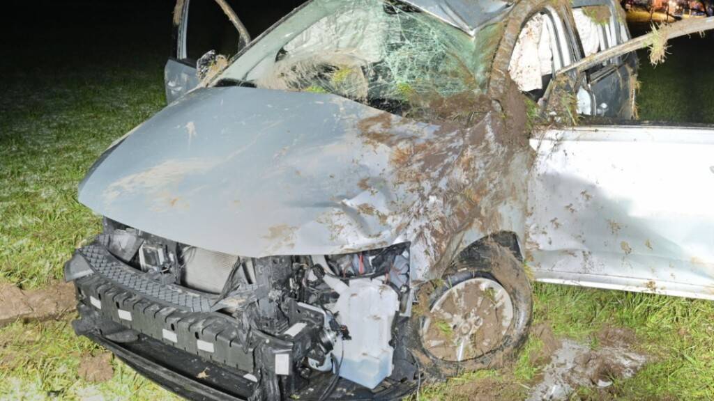 Auto rollt sich überschlagend einen Abhang in Wolhusen LU hinunter