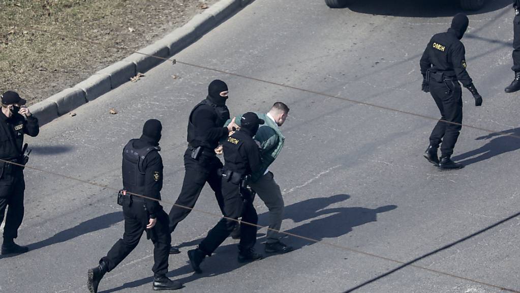 Polizisten nehmen einen Demonstranten in Minsk fest. Foto: Uncredited/AP/dpa