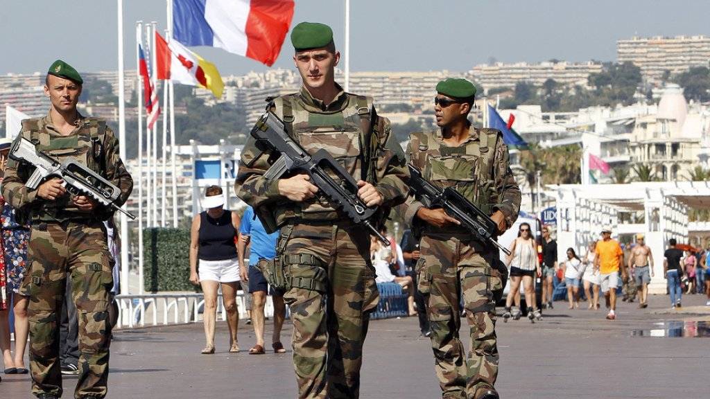 Französische Soldaten patrouillieren auf der Promenade des Anglais in Nizza, wo der 31-jährige Lahouaiej Bouhlel am Abend des französischen Nationalfeiertags mit einem Lastwagen in eine Menschenmenge gefahren war und Dutzende Menschen tötete. (Archiv)