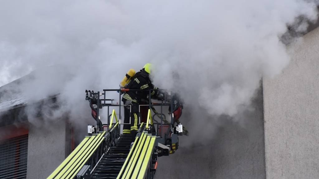 Das Feuer brach im oberen Stock eines Mehrfamilienhauses aus.